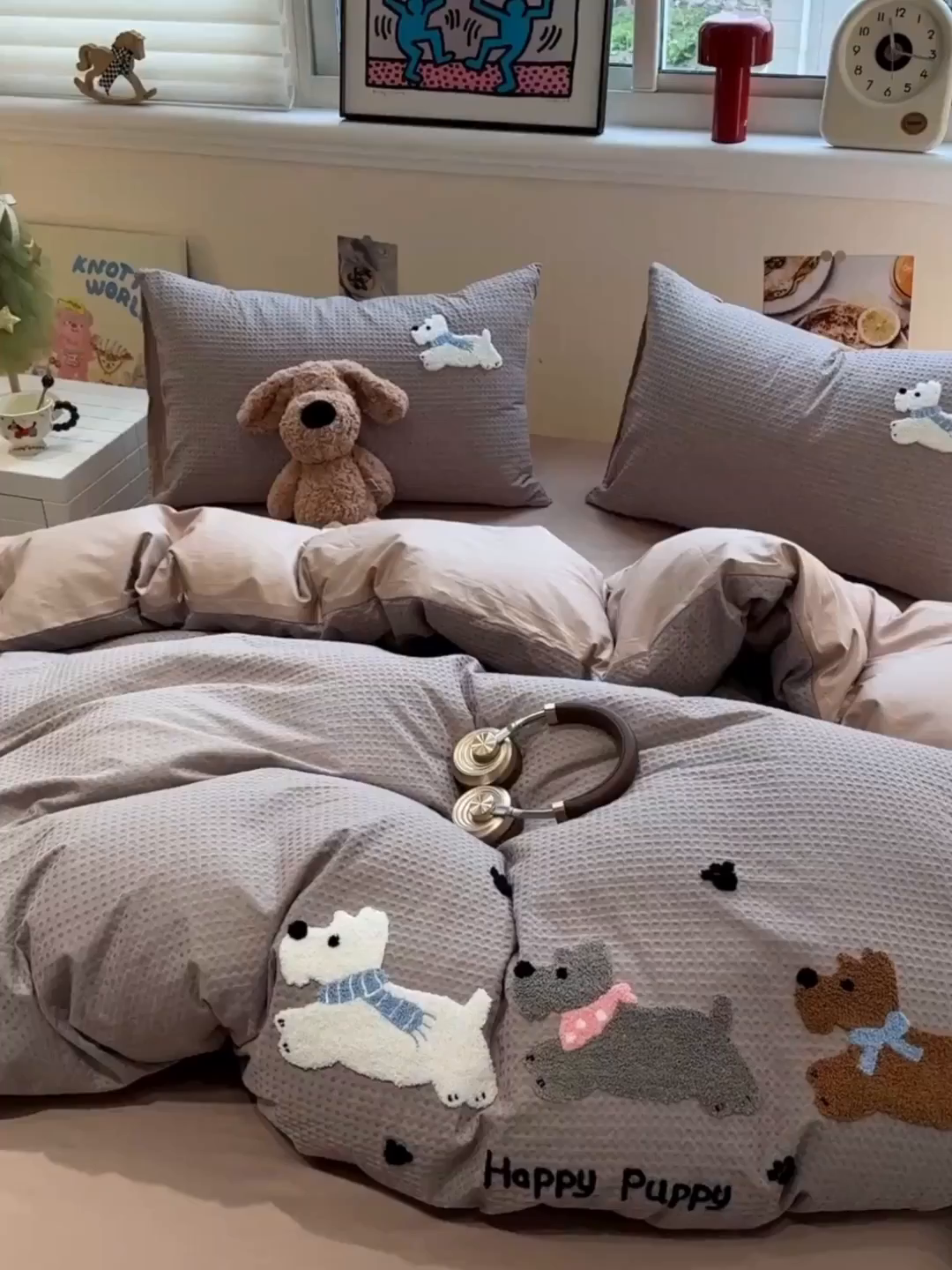 91家纺网 家纺一手货源 找家纺 雅居纺家纺 2026新款全棉华夫格毛巾绣四件套 浅灰围脖小狗