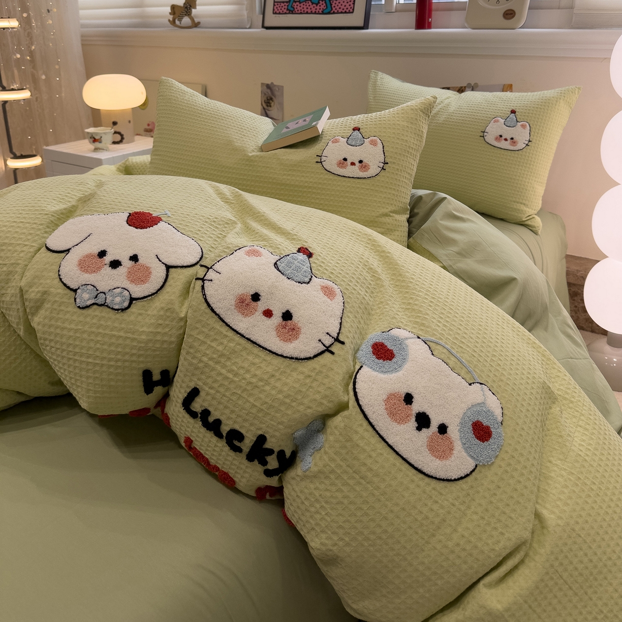 91家纺网 家纺一手货源 找家纺 雅居纺家纺 2026新款全棉华夫格毛巾绣四件套 水绿萌宠