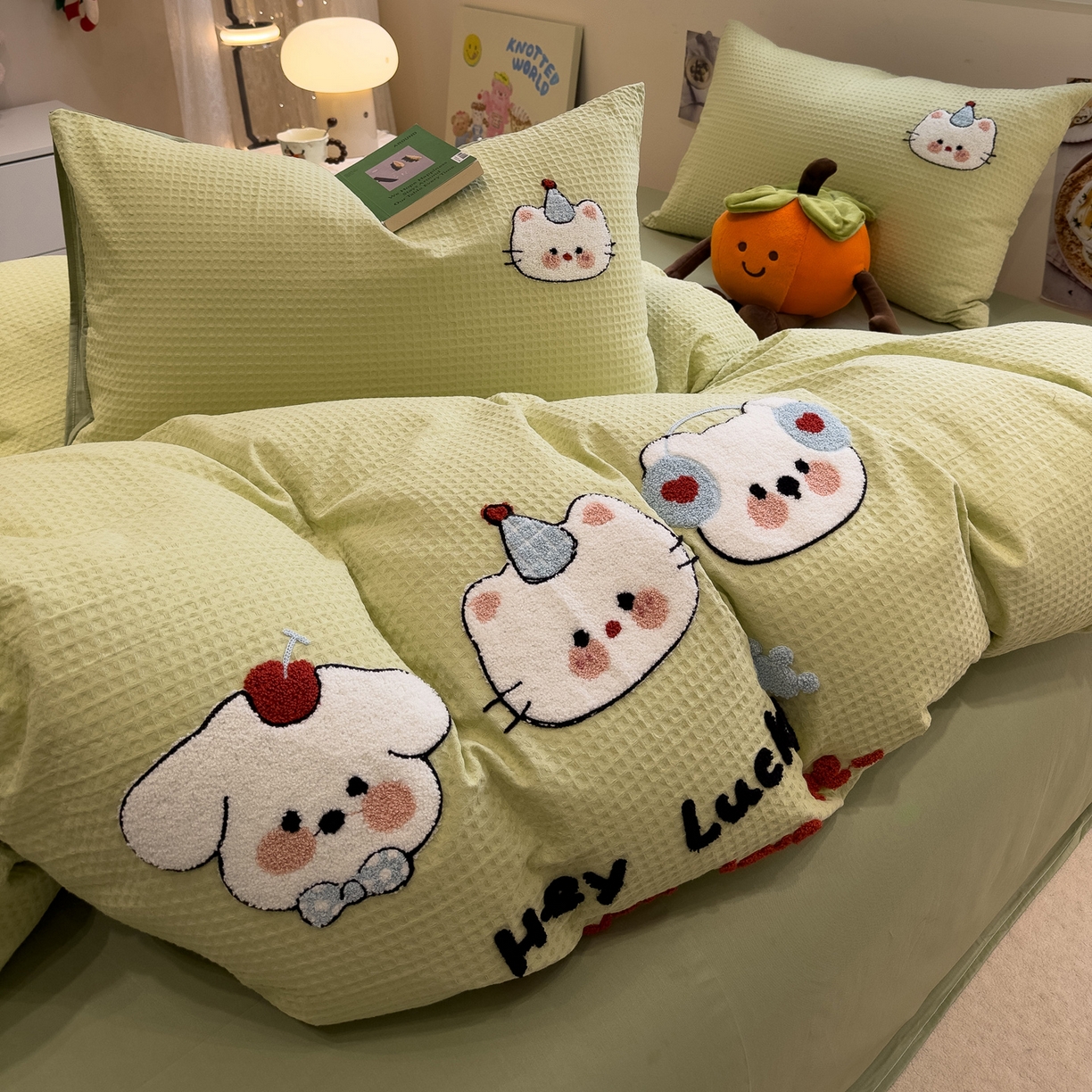 91家纺网 家纺一手货源 找家纺 雅居纺家纺 2026新款全棉华夫格毛巾绣四件套 水绿萌宠