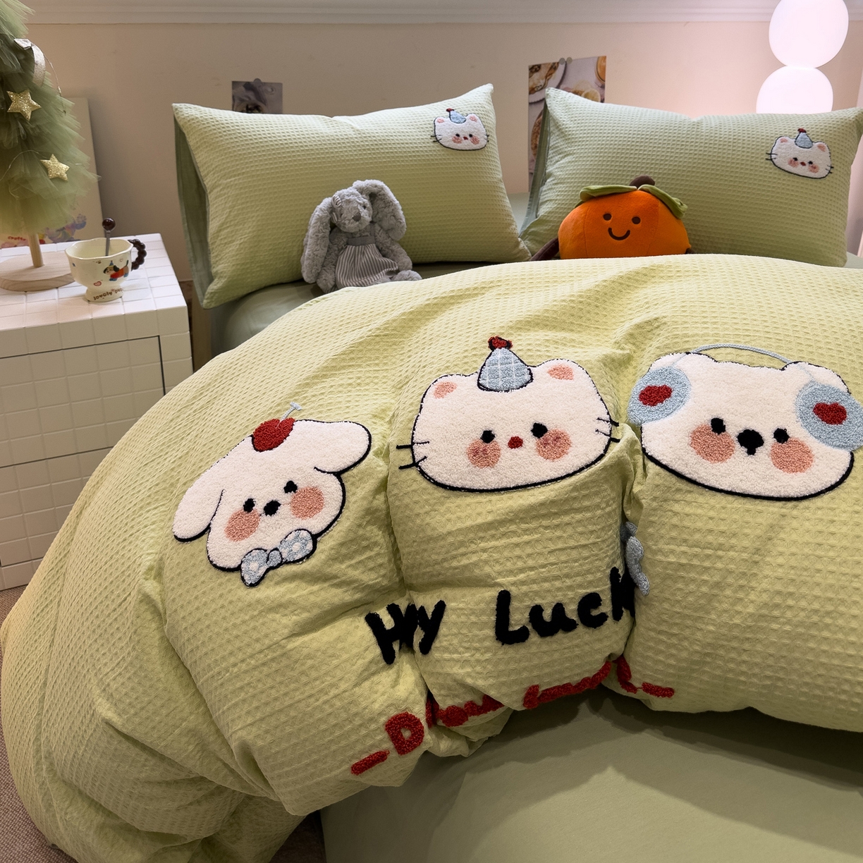 91家纺网 家纺一手货源 找家纺 雅居纺家纺 2026新款全棉华夫格毛巾绣四件套 水绿萌宠