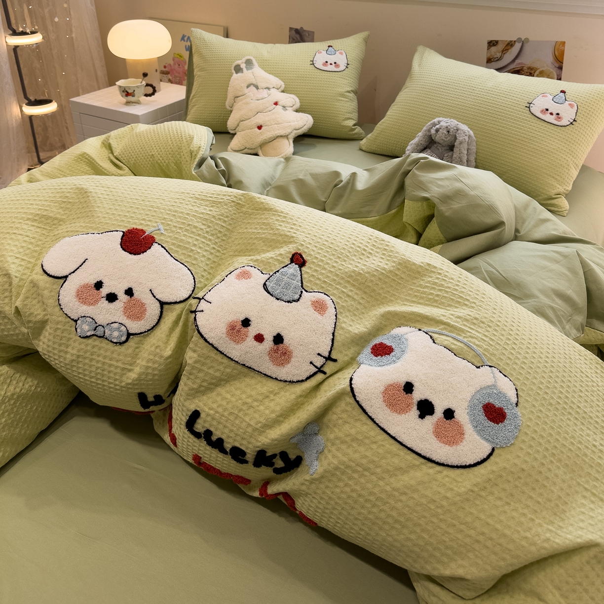 91家纺网 家纺一手货源 找家纺 雅居纺家纺 2026新款全棉华夫格毛巾绣四件套 水绿萌宠