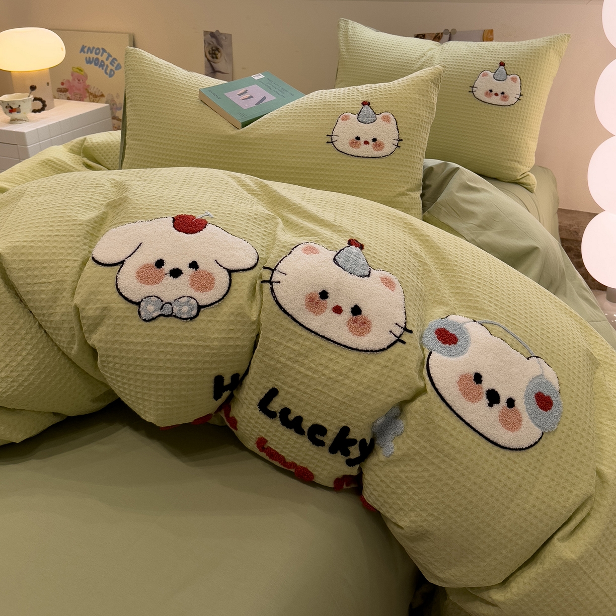 91家纺网 家纺一手货源 找家纺 雅居纺家纺 2026新款全棉华夫格毛巾绣四件套 水绿萌宠