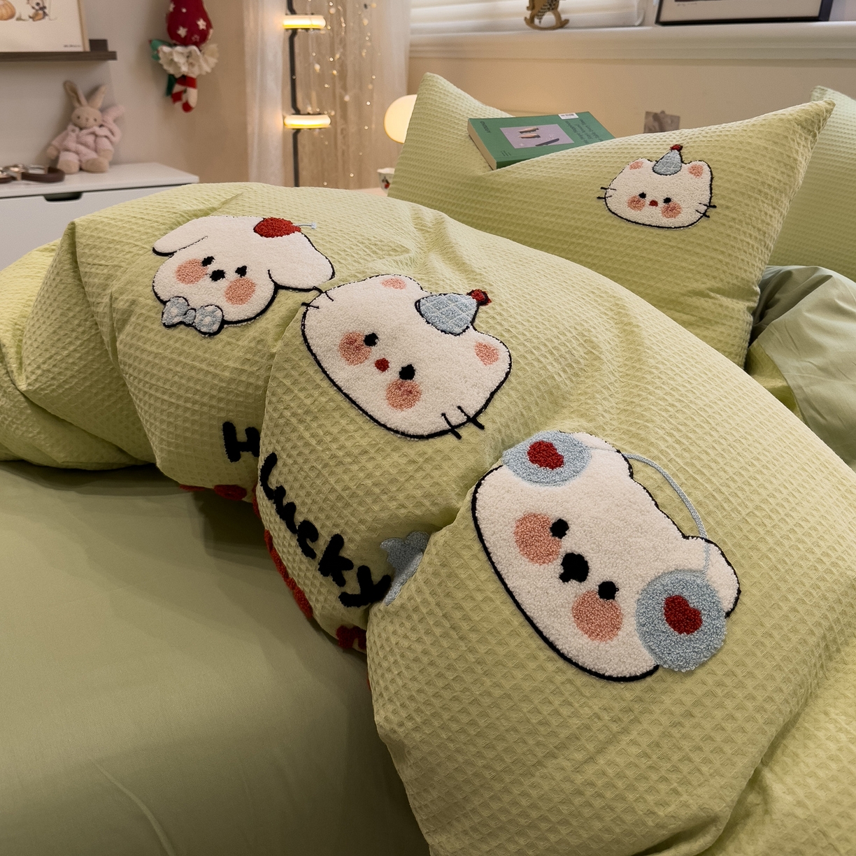 91家纺网 家纺一手货源 找家纺 雅居纺家纺 2026新款全棉华夫格毛巾绣四件套 水绿萌宠