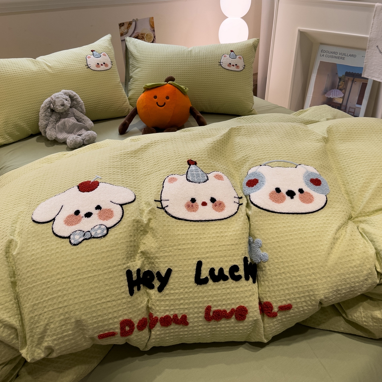 91家纺网 家纺一手货源 找家纺 雅居纺家纺 2026新款全棉华夫格毛巾绣四件套 水绿萌宠