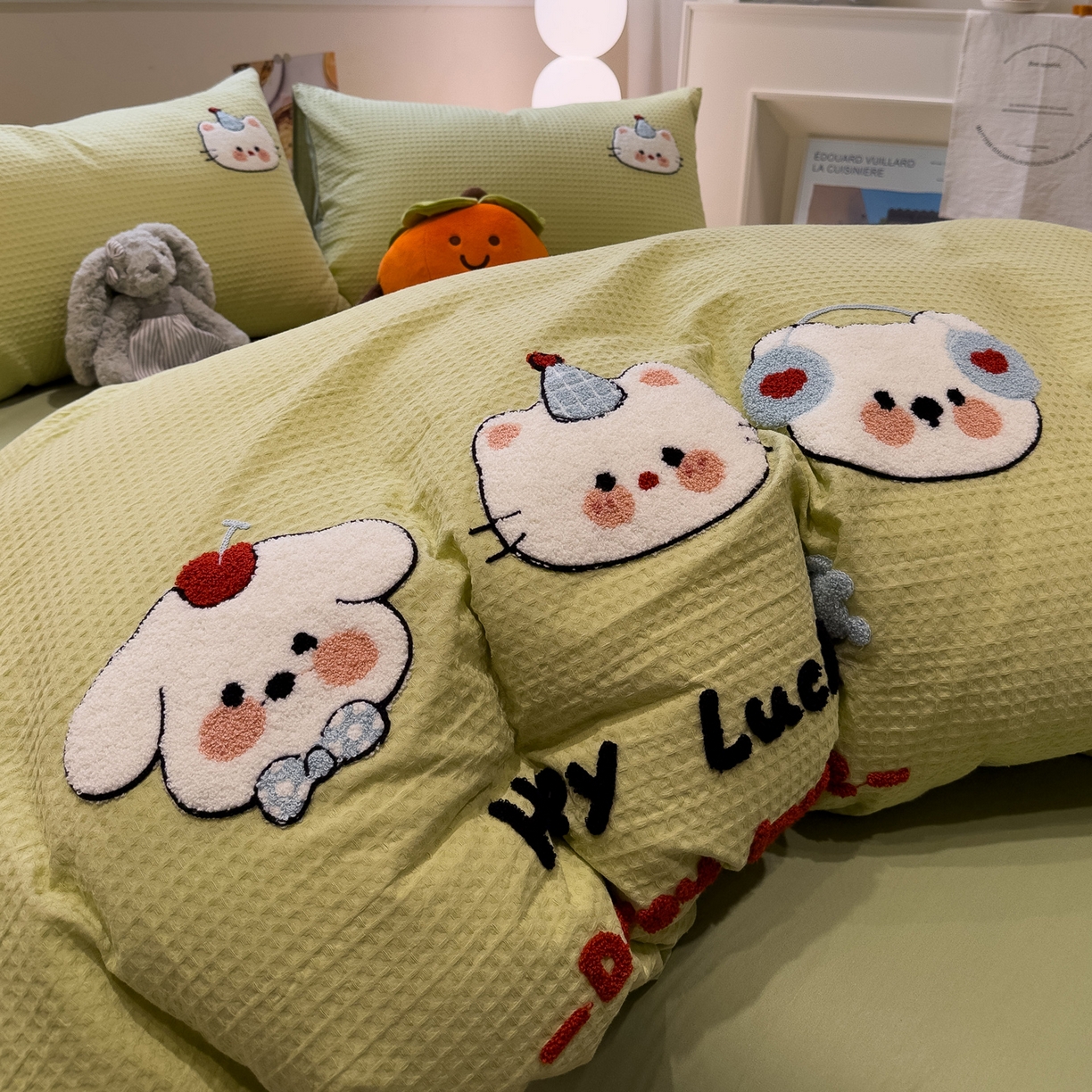 91家纺网 家纺一手货源 找家纺 雅居纺家纺 2026新款全棉华夫格毛巾绣四件套 水绿萌宠