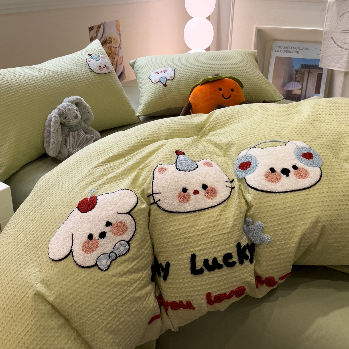 91家纺网 家纺一手货源 找家纺 雅居纺家纺 2026新款全棉华夫格毛巾绣四件套 水绿萌宠