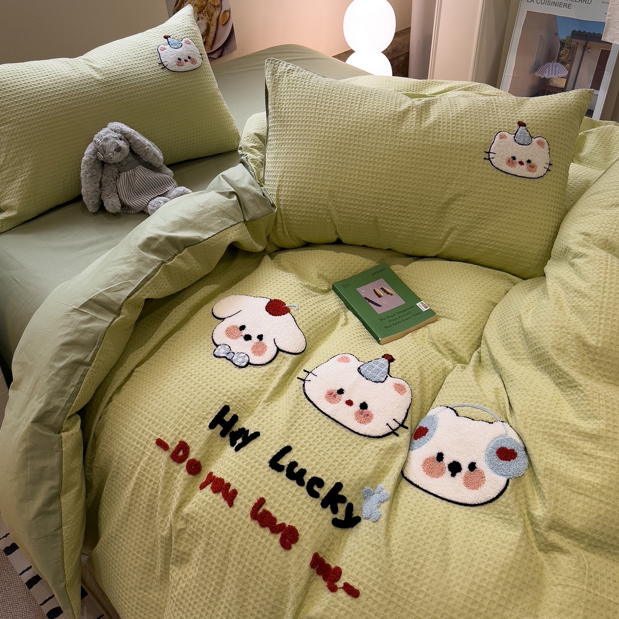 91家纺网 家纺一手货源 找家纺 雅居纺家纺 2026新款全棉华夫格毛巾绣四件套 水绿萌宠