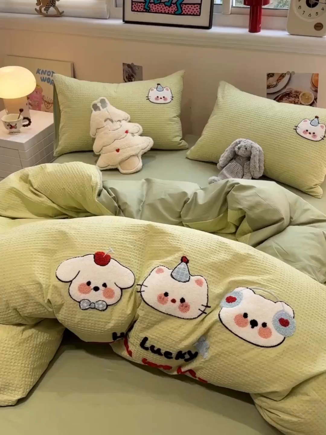 91家纺网 家纺一手货源 找家纺 雅居纺家纺 2026新款全棉华夫格毛巾绣四件套 水绿萌宠