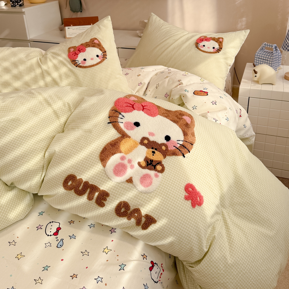 91家纺网 家纺一手货源 找家纺 雅居纺家纺 2026新款全棉色织水洗棉毛巾绣猫咪四件套 绿格猫咪