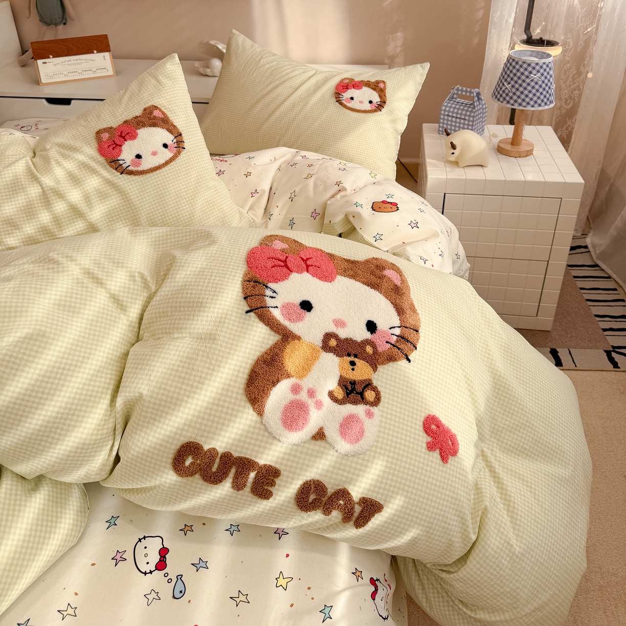 91家纺网 家纺一手货源 找家纺 雅居纺家纺 2026新款全棉色织水洗棉毛巾绣猫咪四件套 绿格猫咪