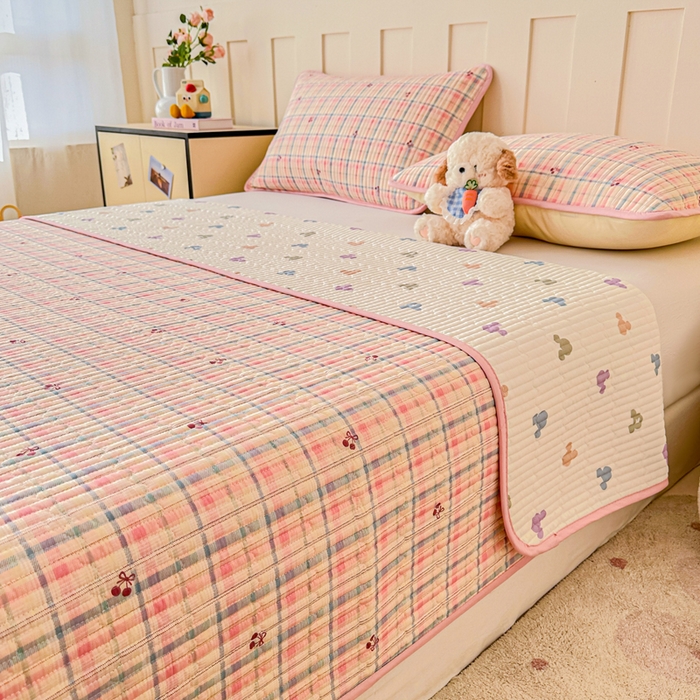 91家纺网 家纺一手货源 找家纺 2026新款13070单面全棉绗缝床盖三件套 樱桃窗台