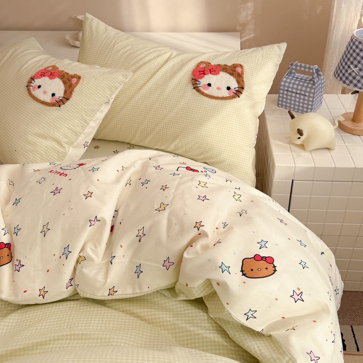 91家纺网 家纺一手货源 找家纺 雅居纺家纺 2026新款全棉色织水洗棉毛巾绣猫咪四件套 绿格猫咪