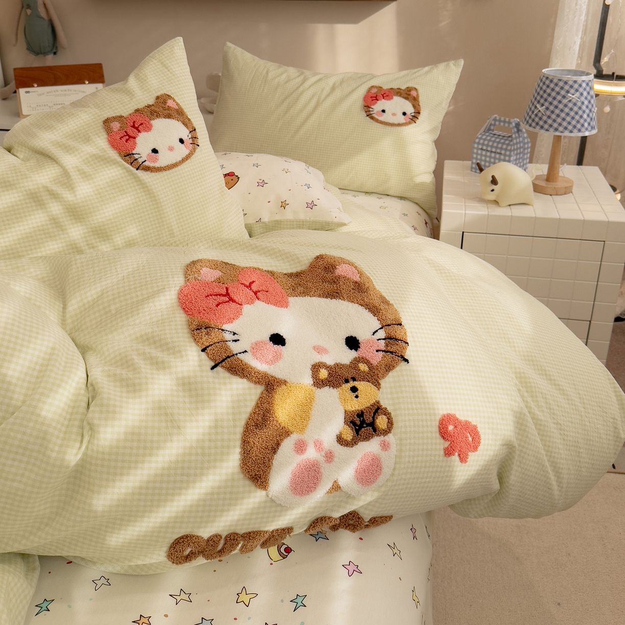 91家纺网 家纺一手货源 找家纺 雅居纺家纺 2026新款全棉色织水洗棉毛巾绣猫咪四件套 绿格猫咪