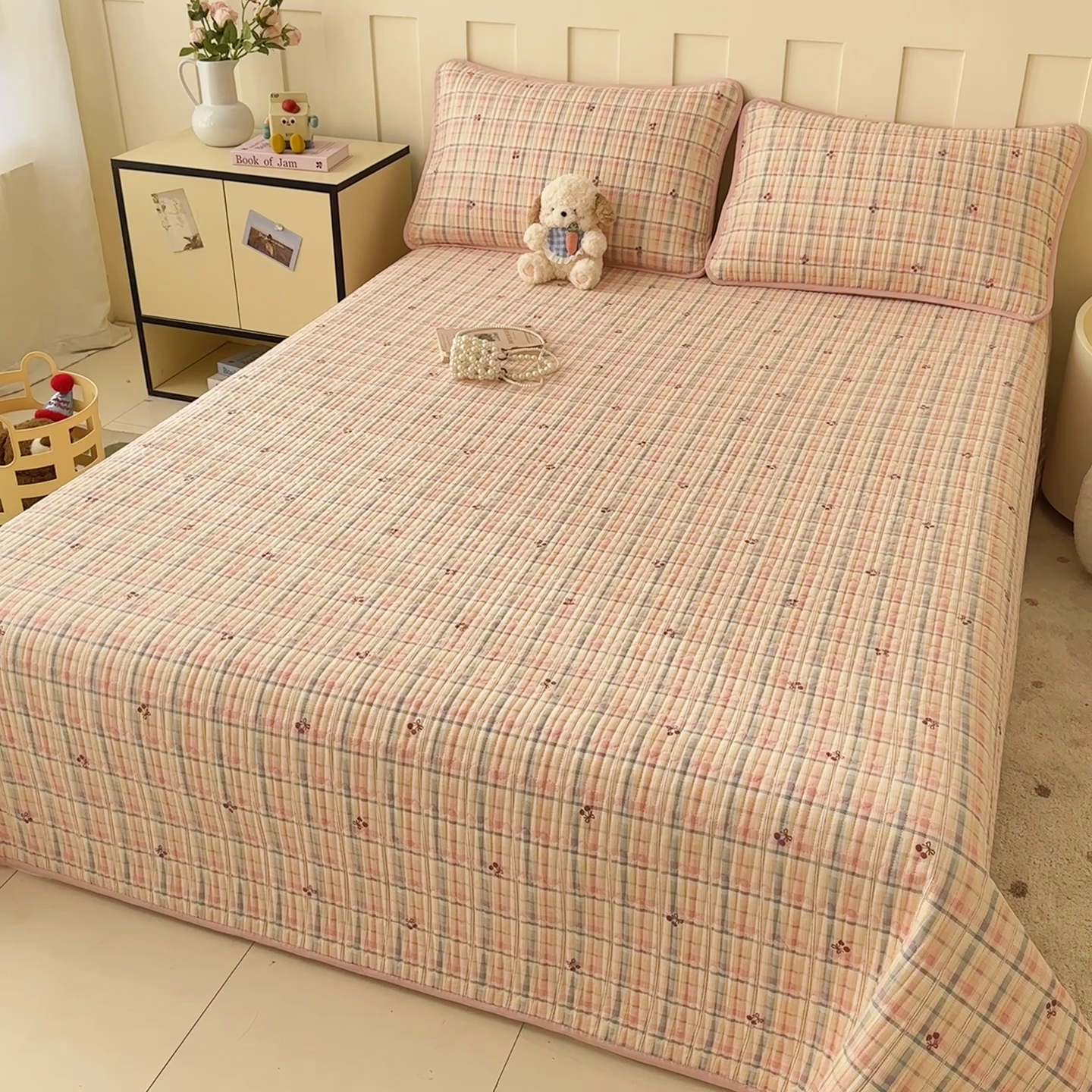 91家纺网 家纺一手货源 找家纺 2026新款13070单面全棉绗缝床盖三件套 樱桃窗台