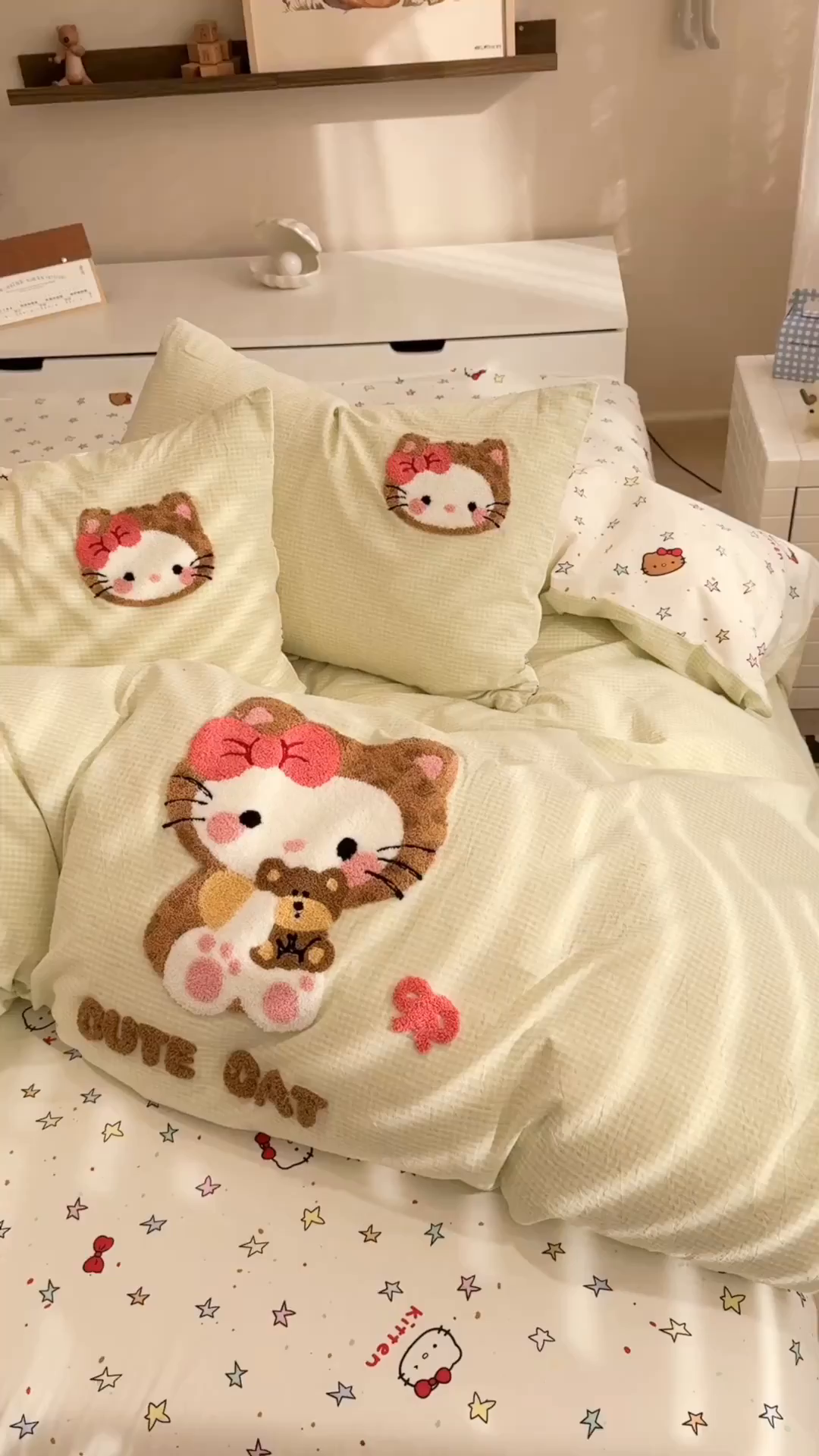 91家纺网 家纺一手货源 找家纺 雅居纺家纺 2026新款全棉色织水洗棉毛巾绣猫咪四件套 绿格猫咪