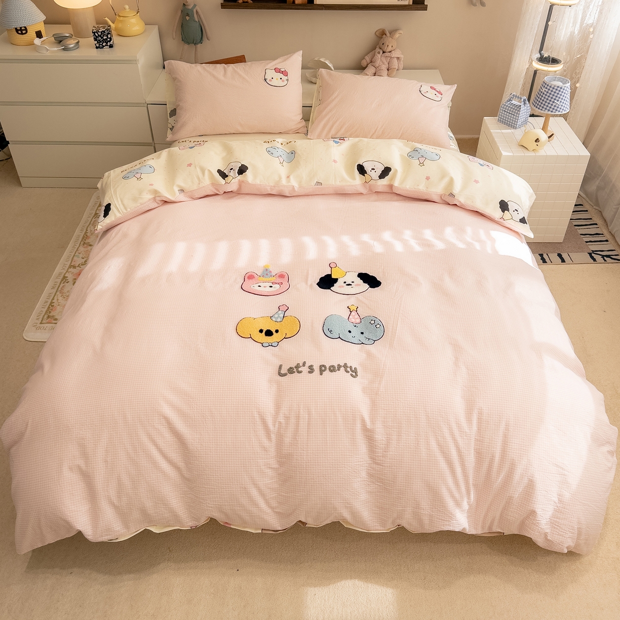 91家纺网 家纺一手货源 找家纺 雅居纺家纺 2026新款全棉色织水洗棉毛巾绣猫咪四件套 派对小猫