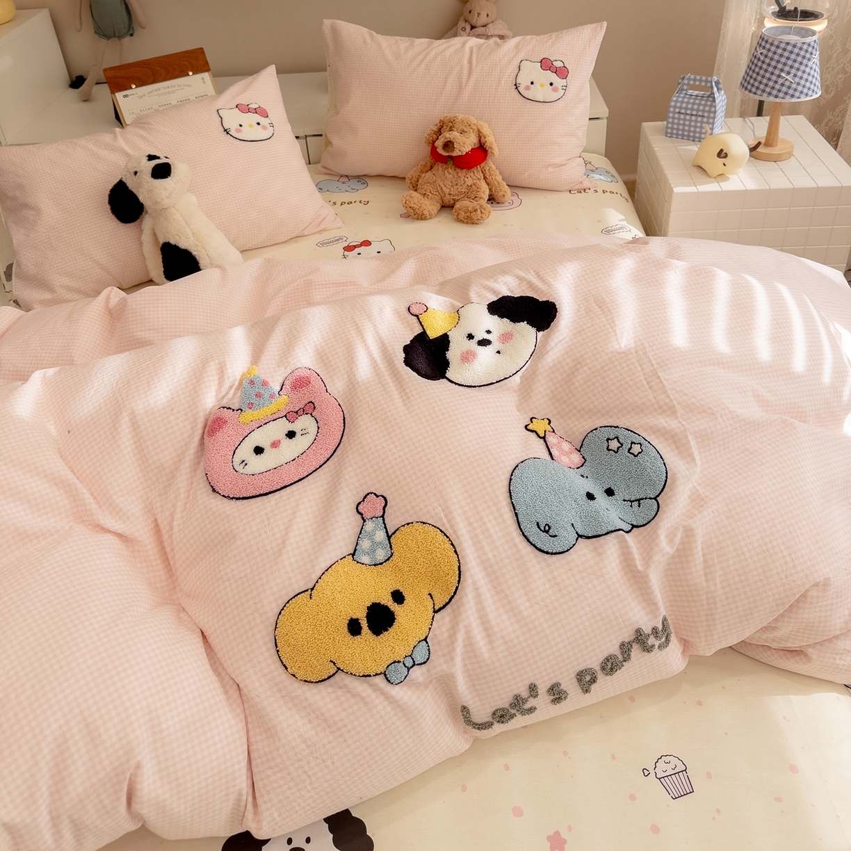 91家纺网 家纺一手货源 找家纺 雅居纺家纺 2026新款全棉色织水洗棉毛巾绣猫咪四件套 派对小猫