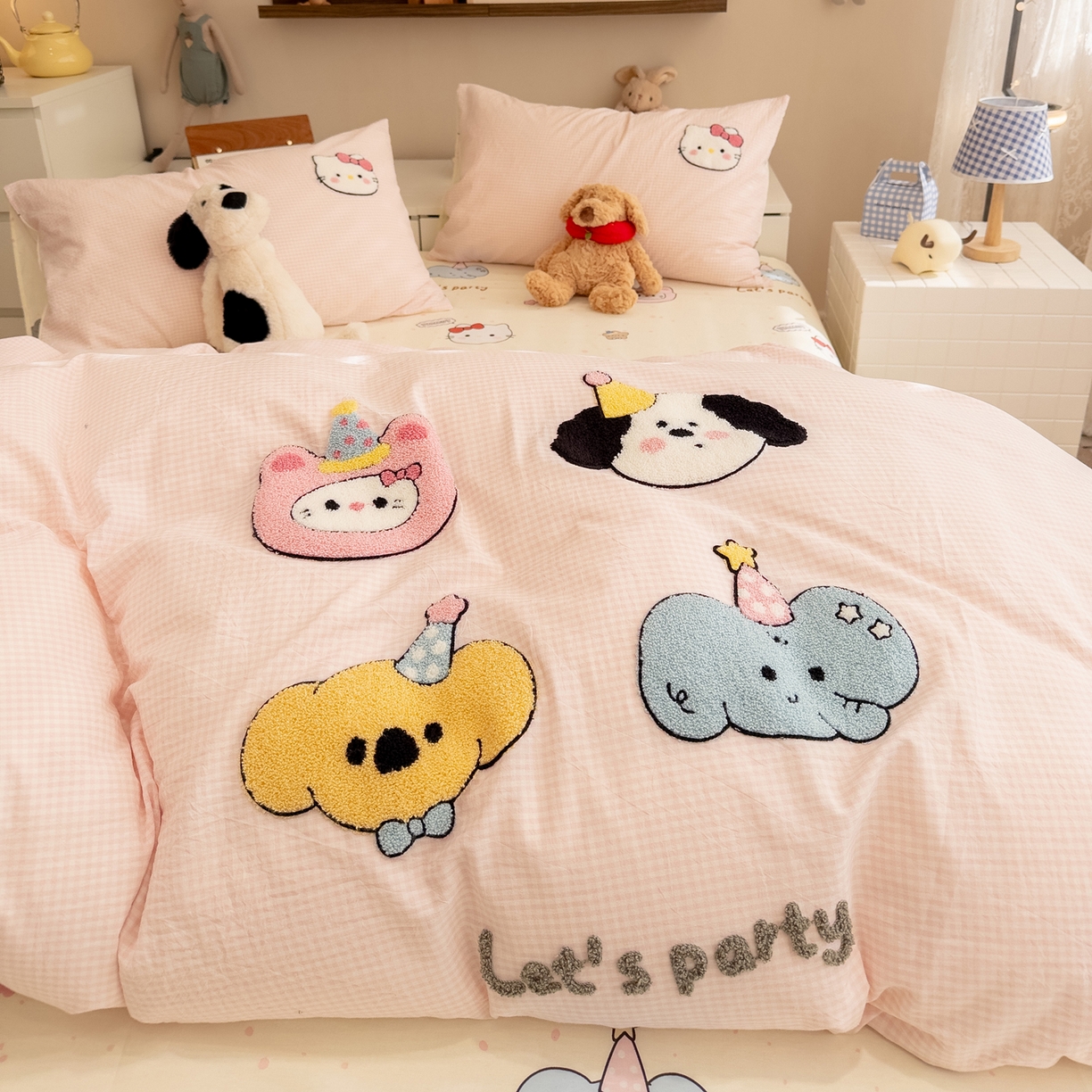 91家纺网 家纺一手货源 找家纺 雅居纺家纺 2026新款全棉色织水洗棉毛巾绣猫咪四件套 派对小猫