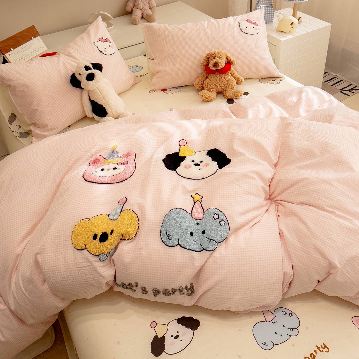 91家纺网 家纺一手货源 找家纺 雅居纺家纺 2026新款全棉色织水洗棉毛巾绣猫咪四件套 派对小猫