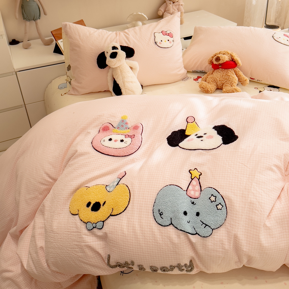 91家纺网 家纺一手货源 找家纺 雅居纺家纺 2026新款全棉色织水洗棉毛巾绣猫咪四件套 派对小猫