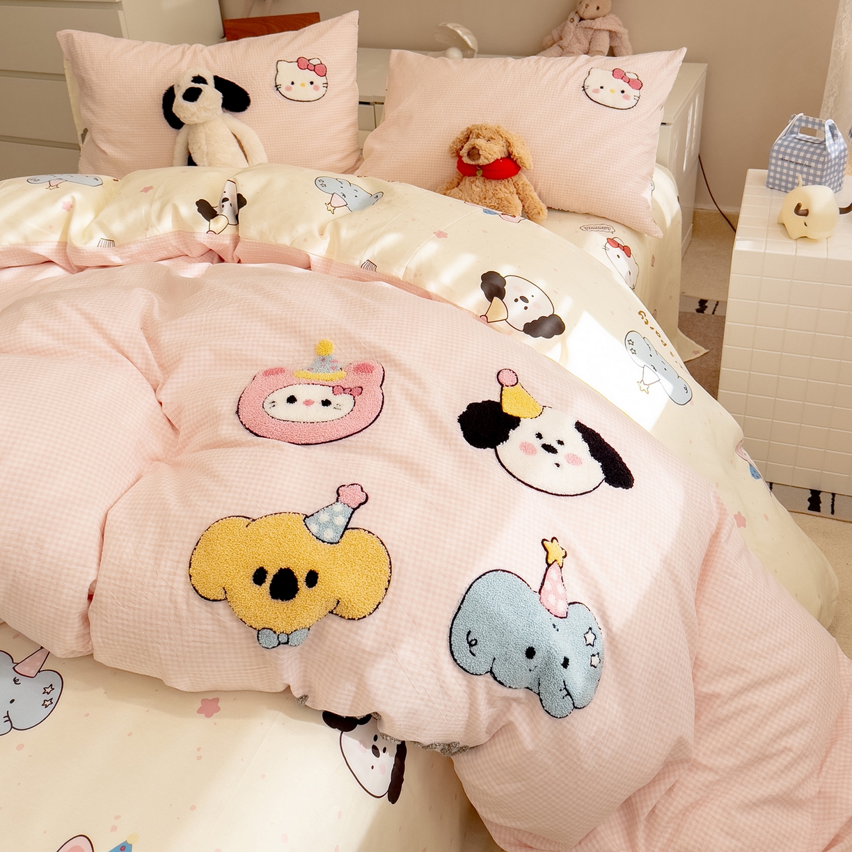 91家纺网 家纺一手货源 找家纺 雅居纺家纺 2026新款全棉色织水洗棉毛巾绣猫咪四件套 派对小猫