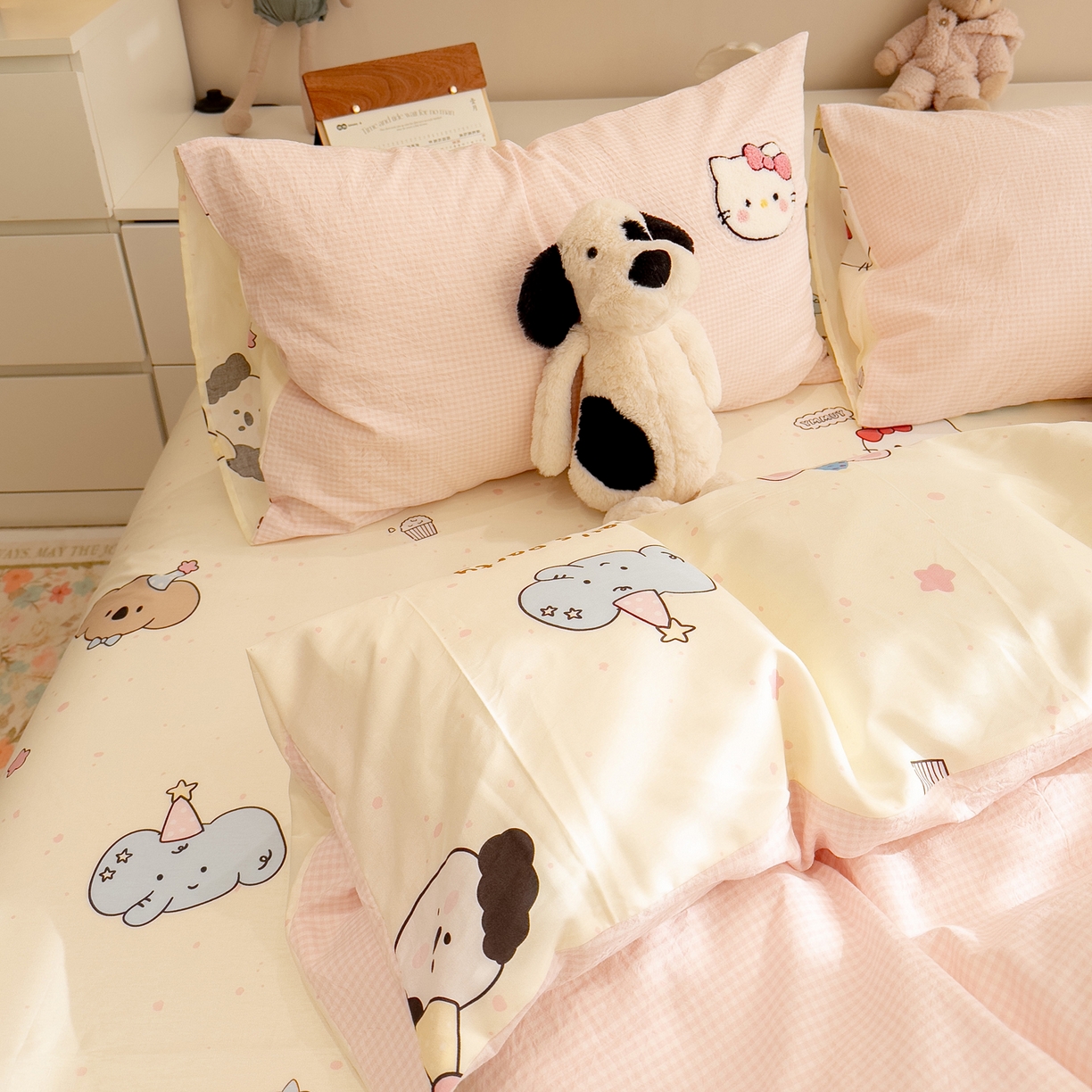 91家纺网 家纺一手货源 找家纺 雅居纺家纺 2026新款全棉色织水洗棉毛巾绣猫咪四件套 派对小猫