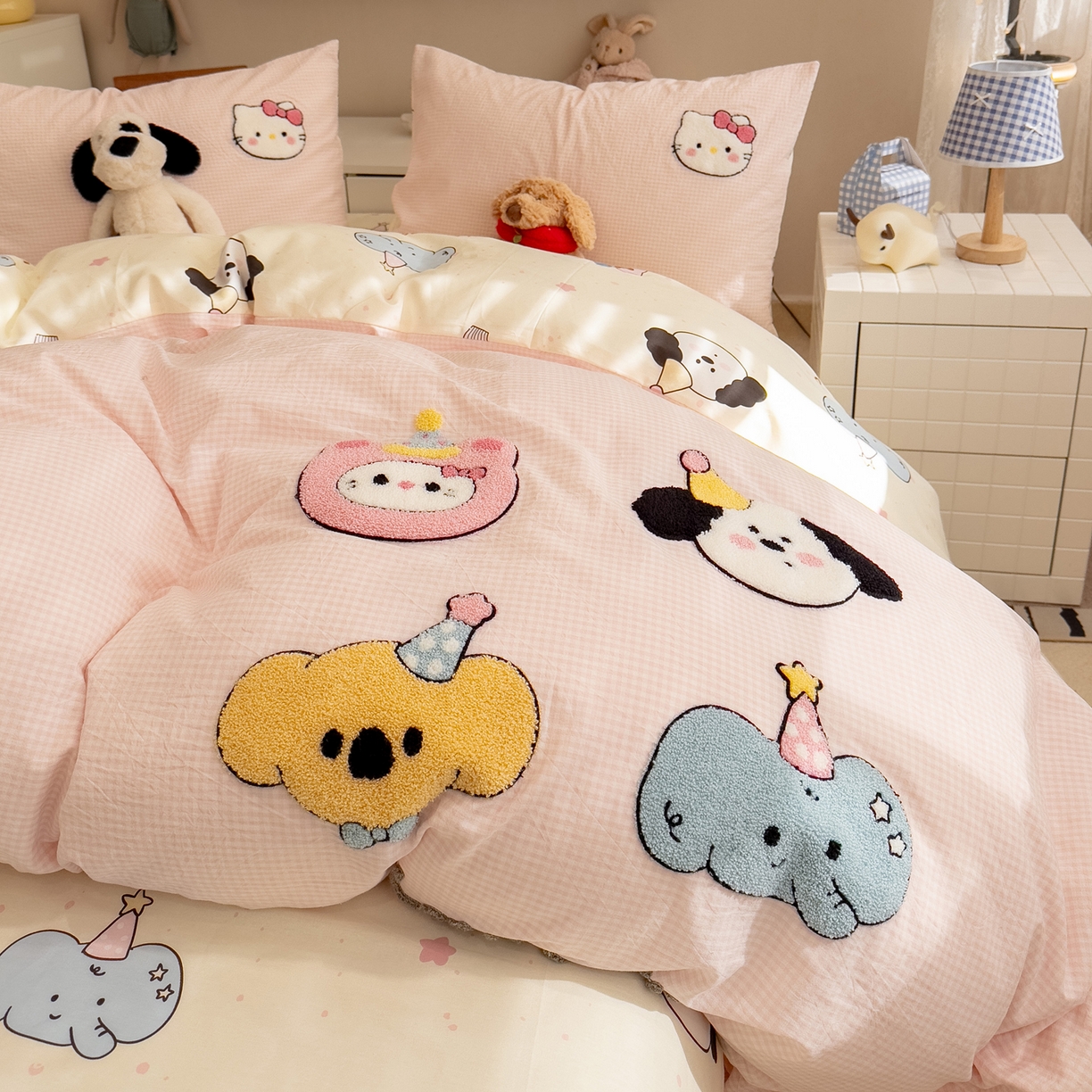 91家纺网 家纺一手货源 找家纺 雅居纺家纺 2026新款全棉色织水洗棉毛巾绣猫咪四件套 派对小猫