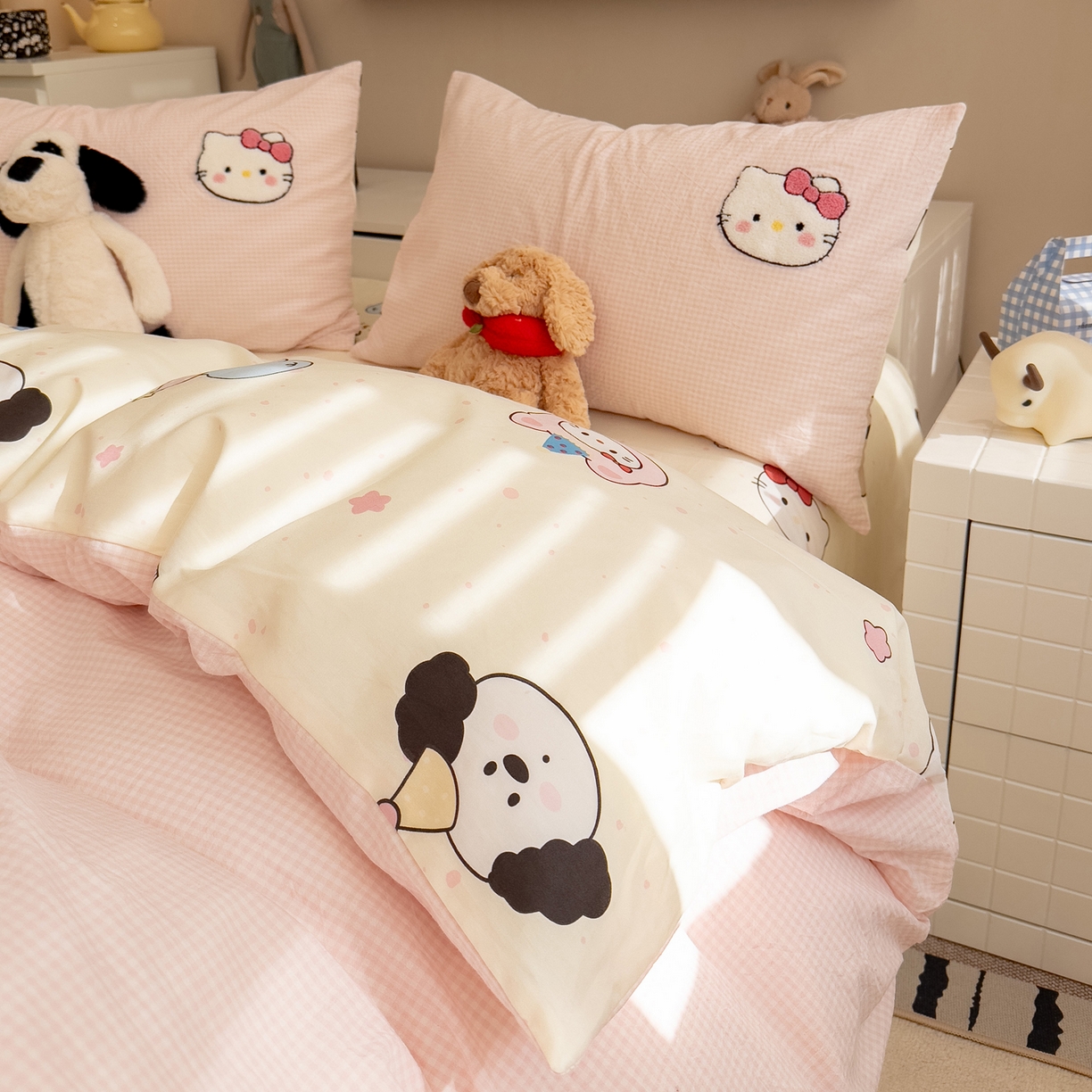 91家纺网 家纺一手货源 找家纺 雅居纺家纺 2026新款全棉色织水洗棉毛巾绣猫咪四件套 派对小猫