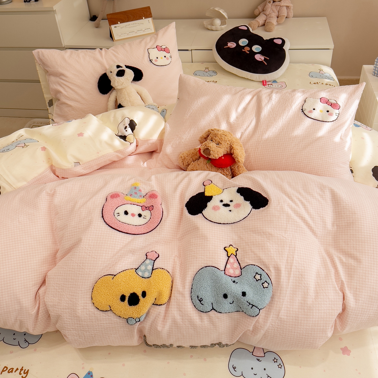 91家纺网 家纺一手货源 找家纺 雅居纺家纺 2026新款全棉色织水洗棉毛巾绣猫咪四件套 派对小猫