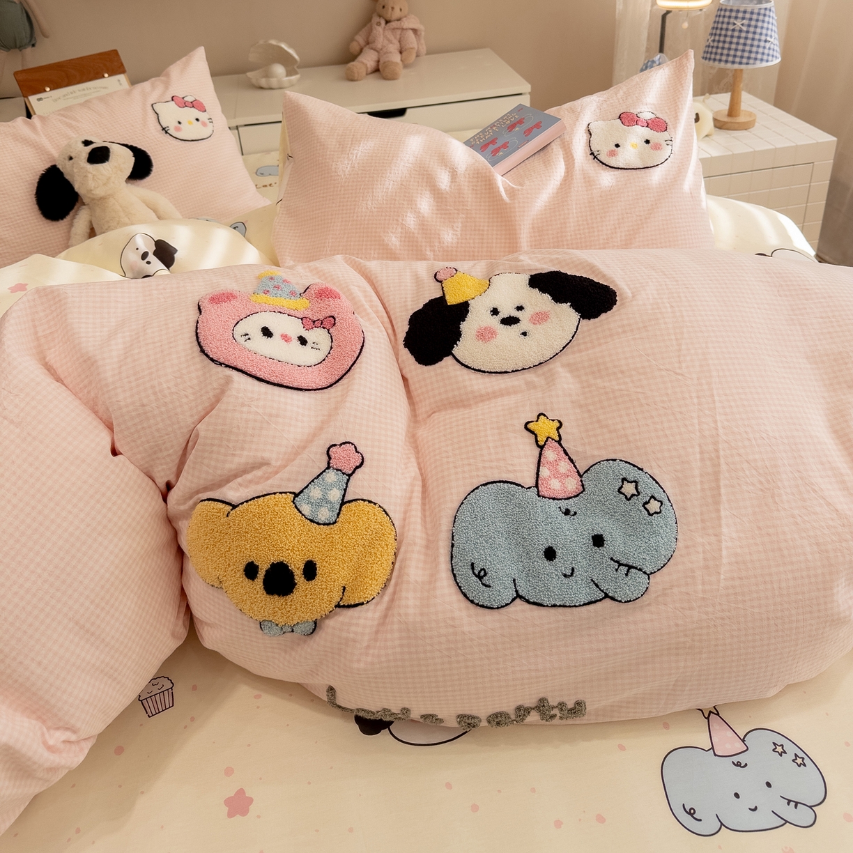 91家纺网 家纺一手货源 找家纺 雅居纺家纺 2026新款全棉色织水洗棉毛巾绣猫咪四件套 派对小猫