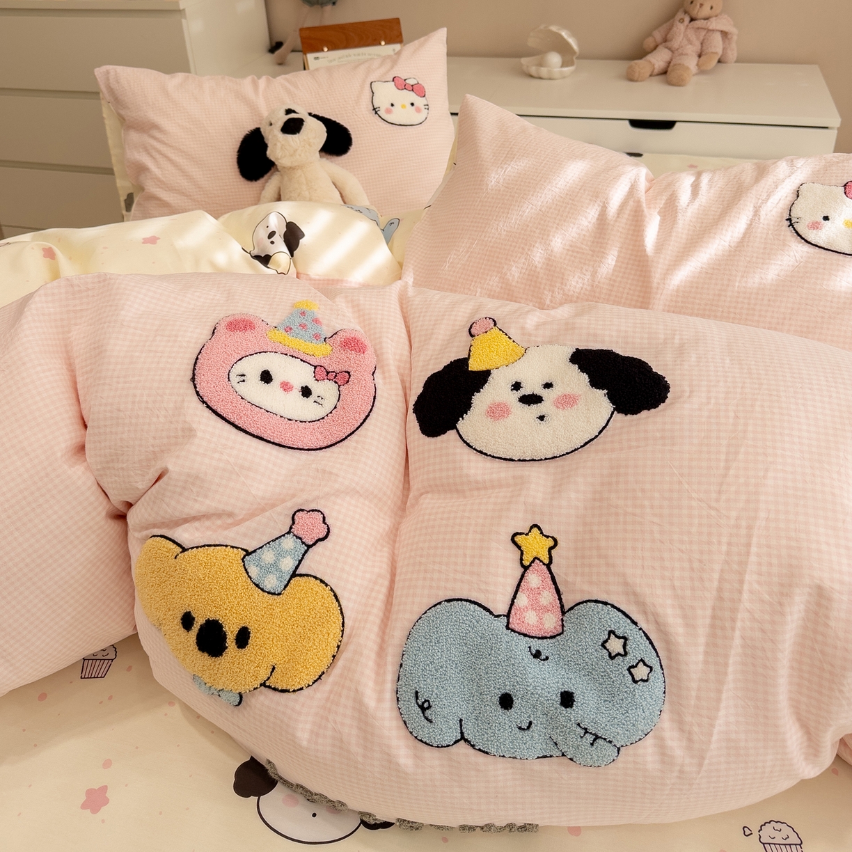 91家纺网 家纺一手货源 找家纺 雅居纺家纺 2026新款全棉色织水洗棉毛巾绣猫咪四件套 派对小猫