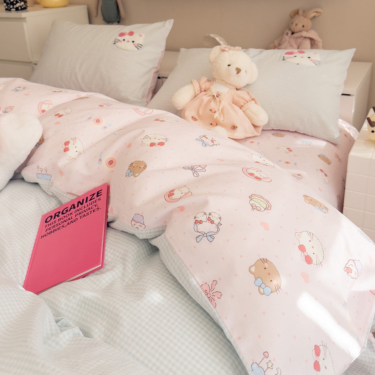 91家纺网 家纺一手货源 找家纺 雅居纺家纺 2026新款全棉色织水洗棉毛巾绣猫咪四件套 幸福猫咪