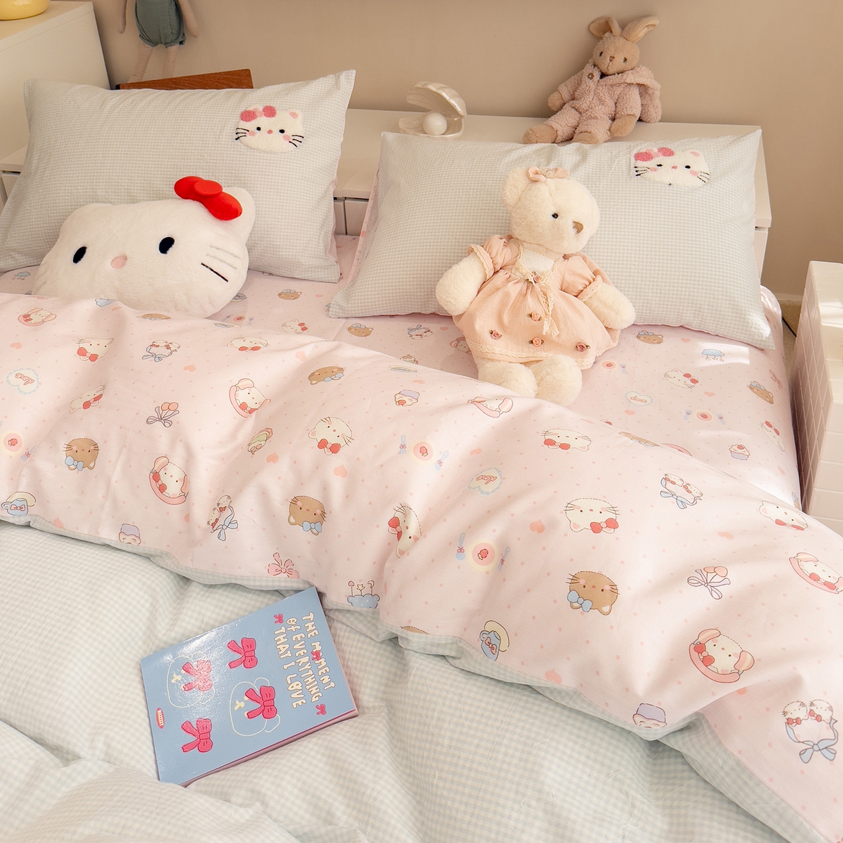 91家纺网 家纺一手货源 找家纺 雅居纺家纺 2026新款全棉色织水洗棉毛巾绣猫咪四件套 幸福猫咪