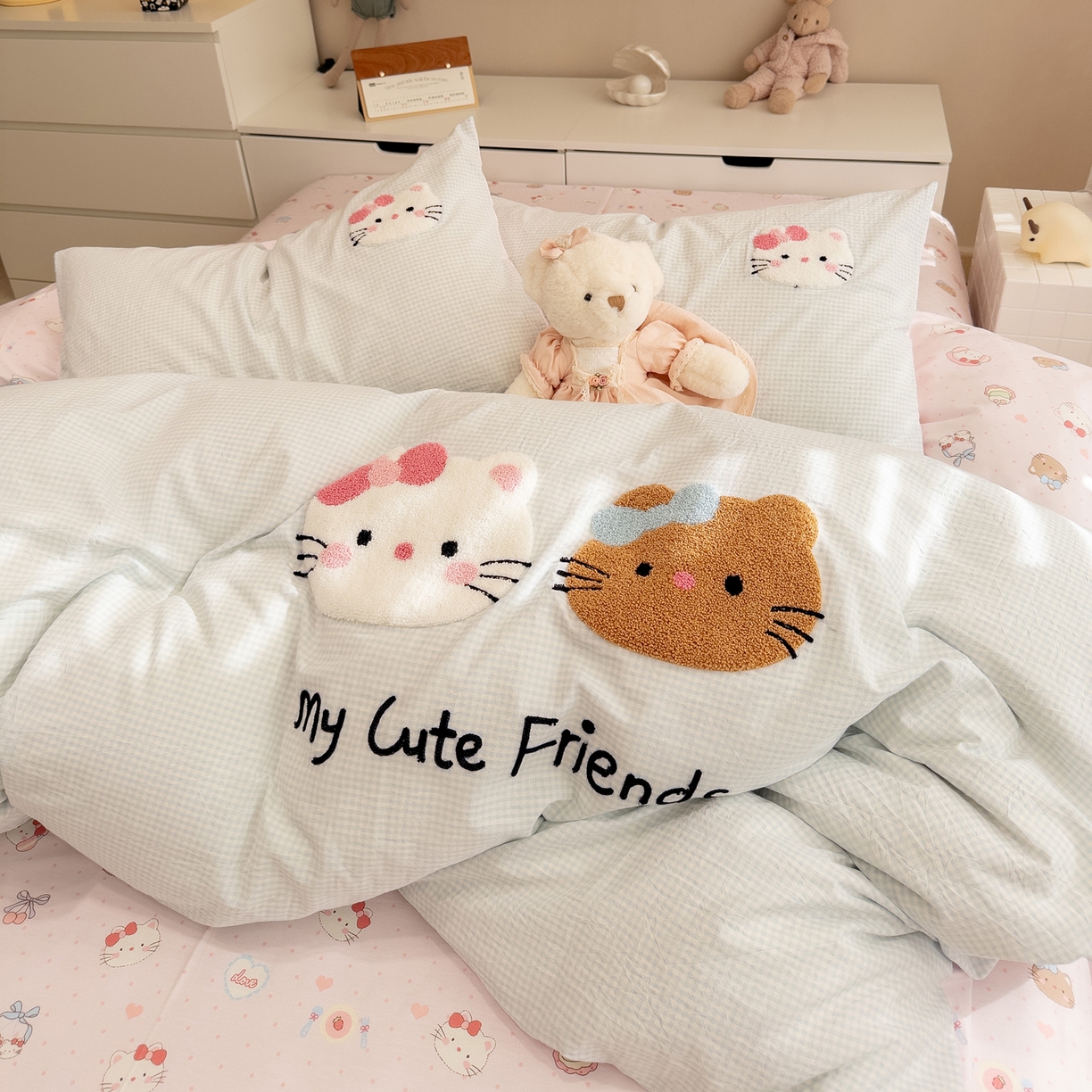 91家纺网 家纺一手货源 找家纺 雅居纺家纺 2026新款全棉色织水洗棉毛巾绣猫咪四件套 幸福猫咪