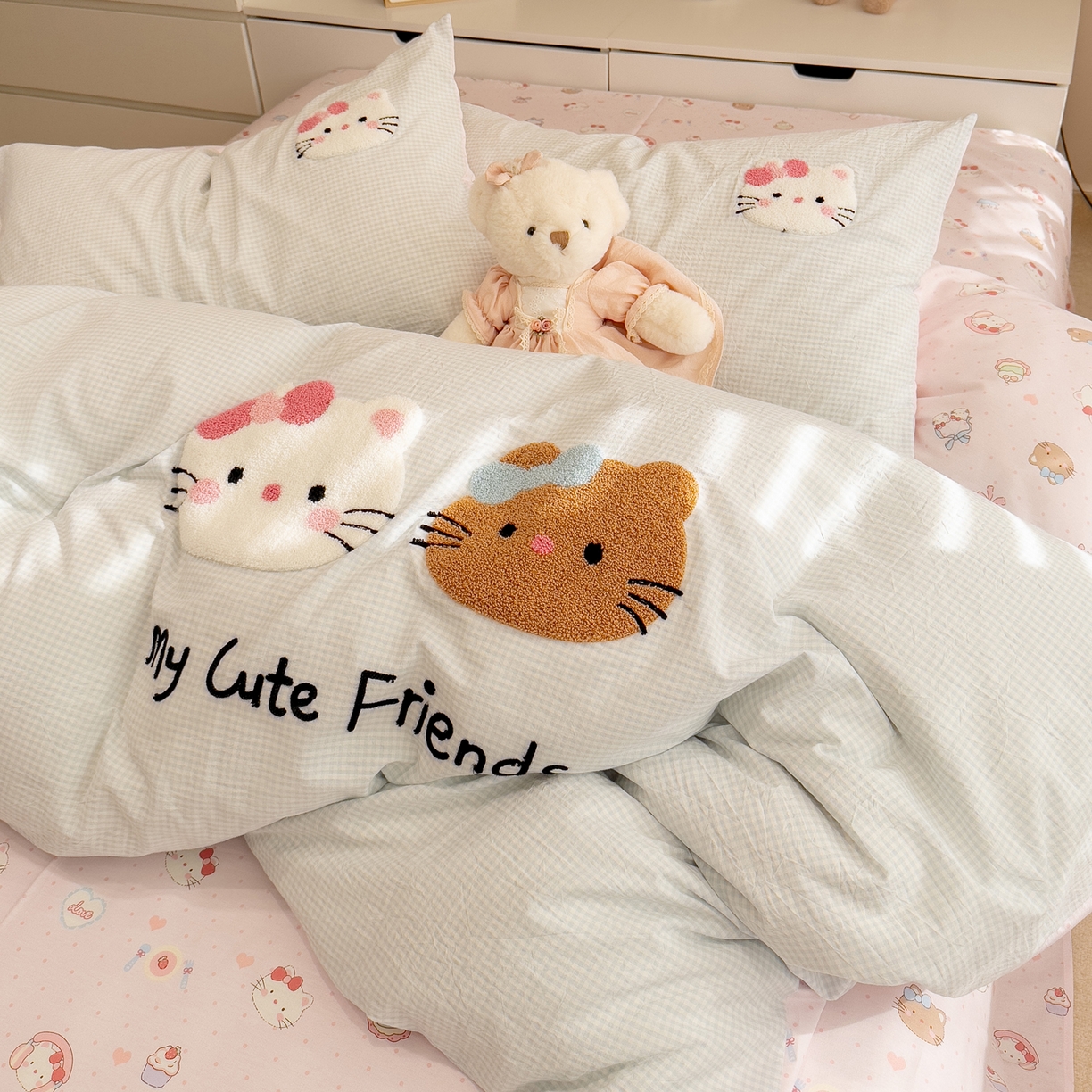 91家纺网 家纺一手货源 找家纺 雅居纺家纺 2026新款全棉色织水洗棉毛巾绣猫咪四件套 幸福猫咪