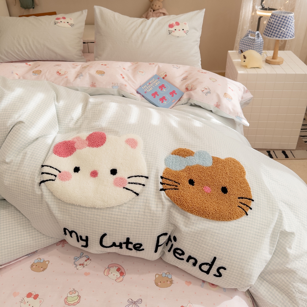 91家纺网 家纺一手货源 找家纺 雅居纺家纺 2026新款全棉色织水洗棉毛巾绣猫咪四件套 幸福猫咪