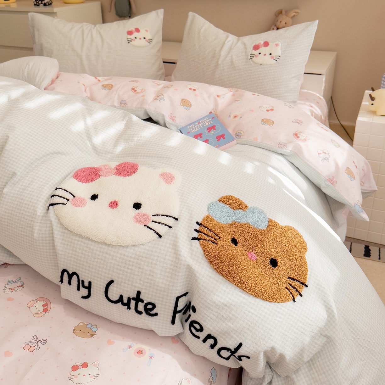 91家纺网 家纺一手货源 找家纺 雅居纺家纺 2026新款全棉色织水洗棉毛巾绣猫咪四件套 幸福猫咪