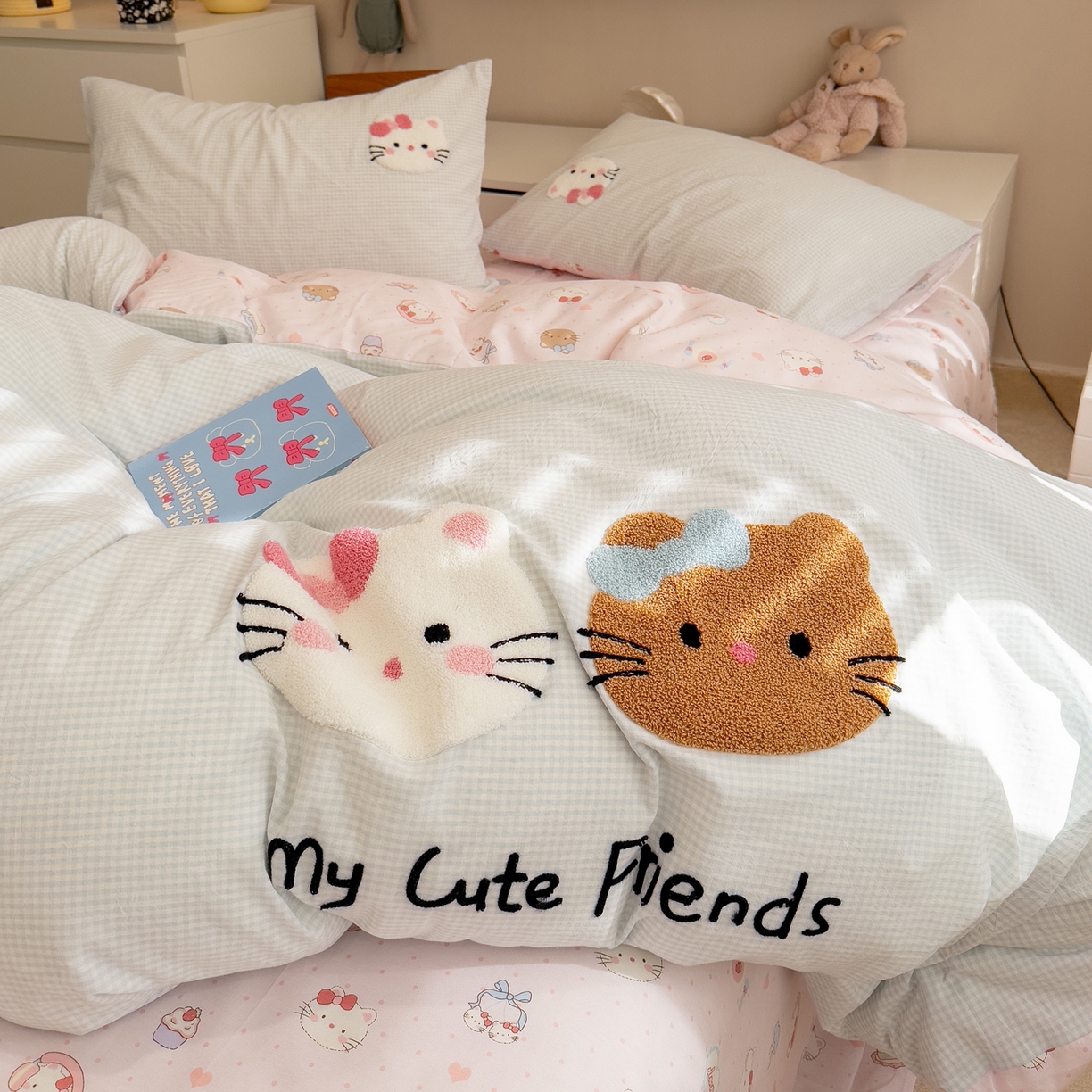 91家纺网 家纺一手货源 找家纺 雅居纺家纺 2026新款全棉色织水洗棉毛巾绣猫咪四件套 幸福猫咪