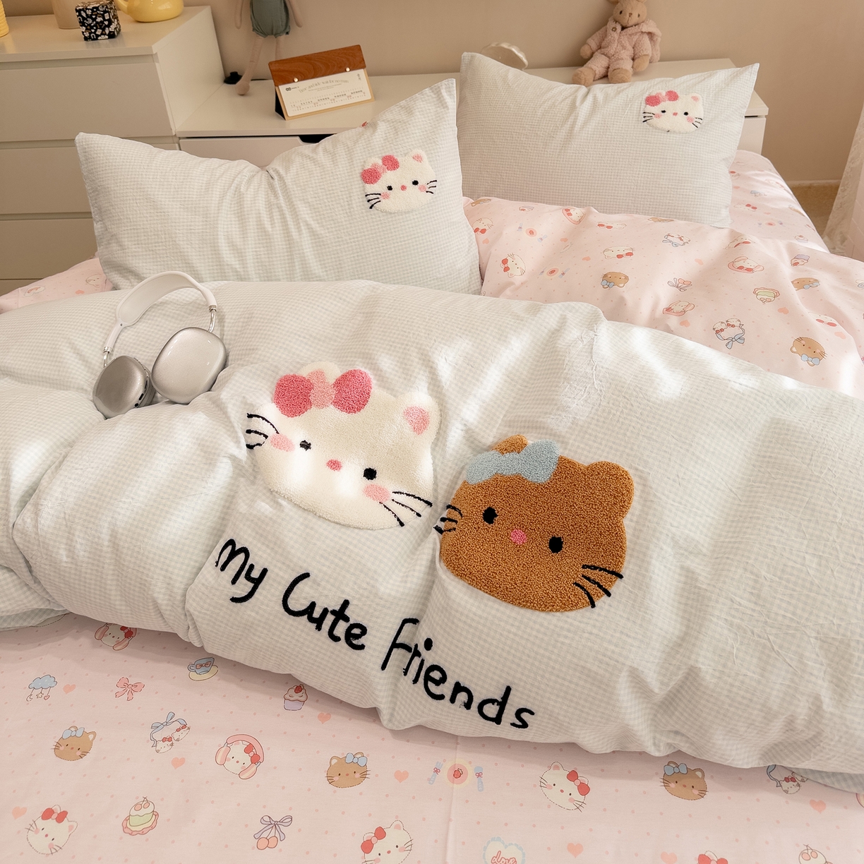 91家纺网 家纺一手货源 找家纺 雅居纺家纺 2026新款全棉色织水洗棉毛巾绣猫咪四件套 幸福猫咪