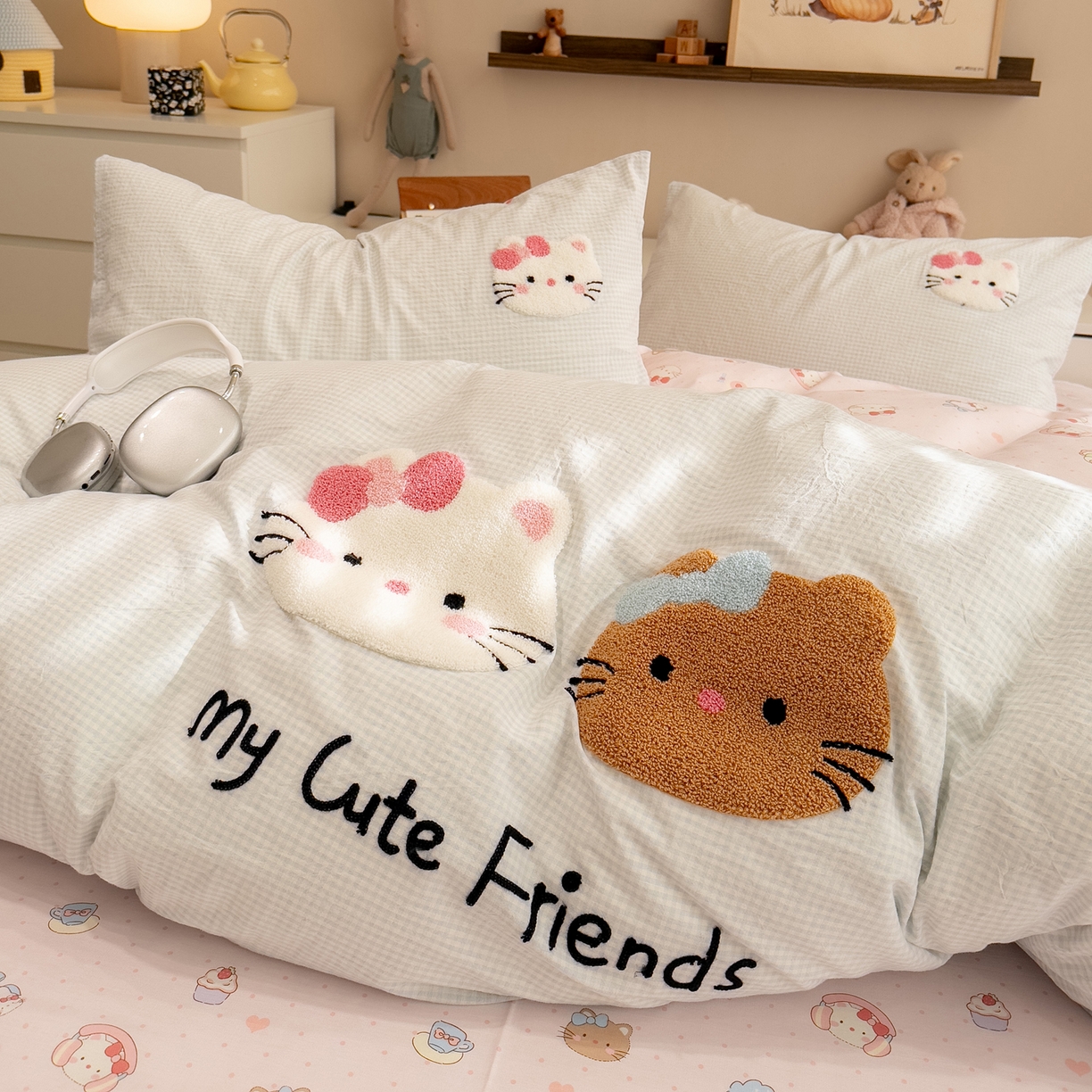 91家纺网 家纺一手货源 找家纺 雅居纺家纺 2026新款全棉色织水洗棉毛巾绣猫咪四件套 幸福猫咪