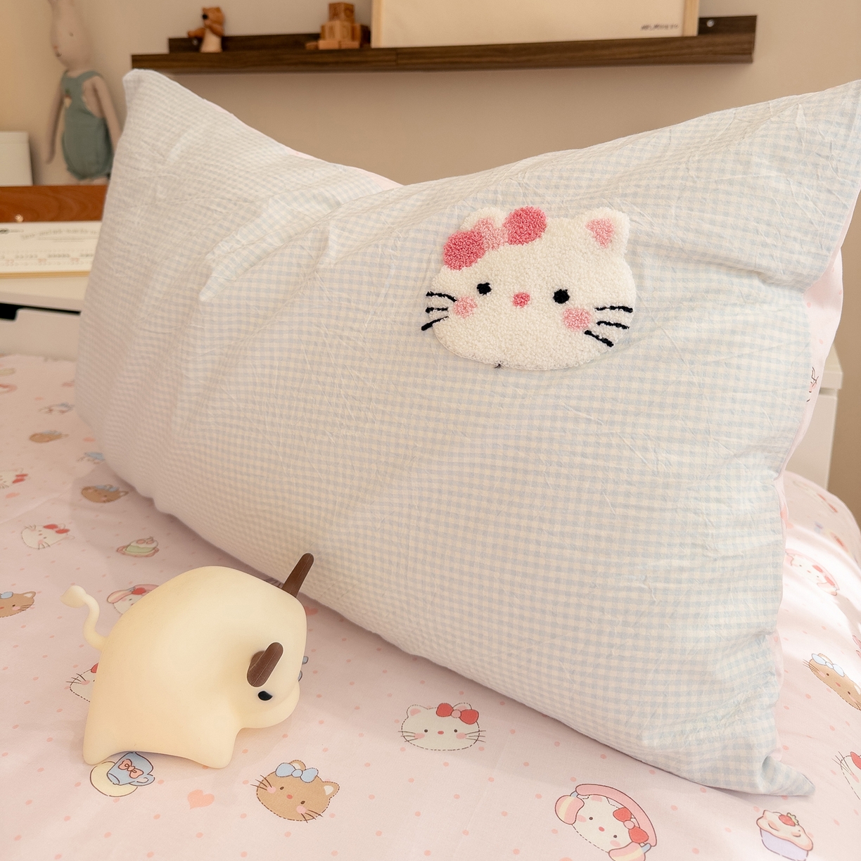 91家纺网 家纺一手货源 找家纺 雅居纺家纺 2026新款全棉色织水洗棉毛巾绣猫咪四件套 幸福猫咪