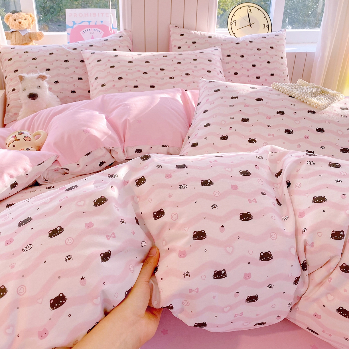 91家纺网 家纺一手货源 找家纺 小懒猪 2026新款全棉印花卡通系列四件套 粉喵甜梦