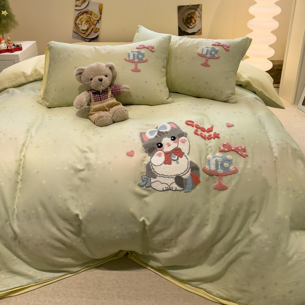 91家纺网 家纺一手货源 找家纺 雅居纺家纺 2026新款全棉双层纱毛巾绣四件套 蛋糕猫咪