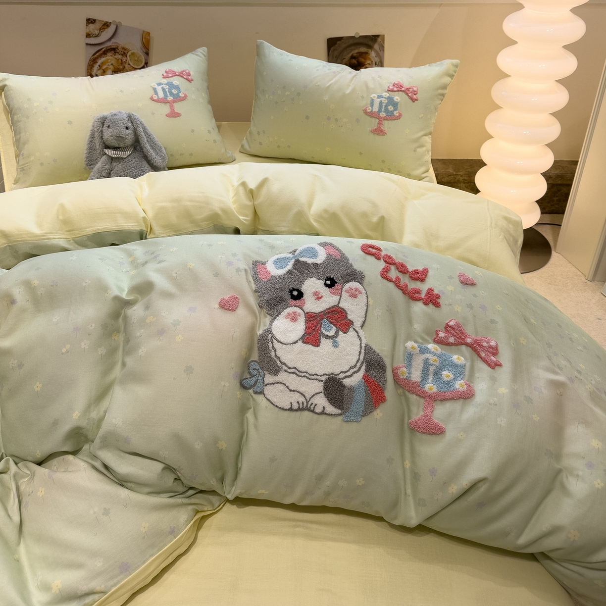 91家纺网 家纺一手货源 找家纺 雅居纺家纺 2026新款全棉双层纱毛巾绣四件套 蛋糕猫咪