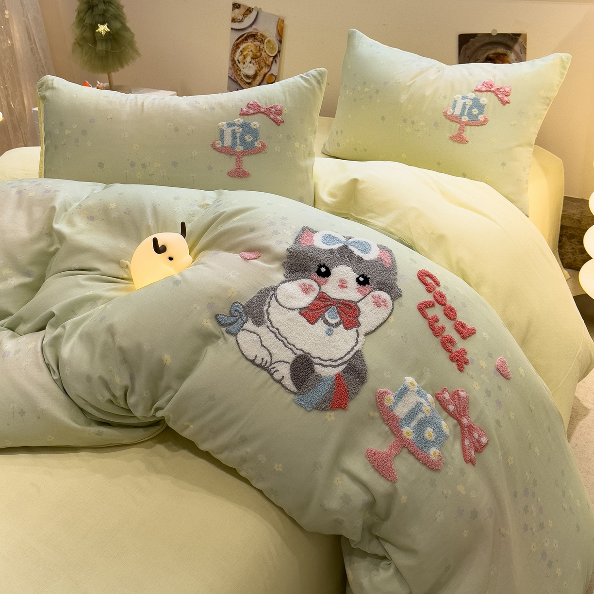 91家纺网 家纺一手货源 找家纺 雅居纺家纺 2026新款全棉双层纱毛巾绣四件套 蛋糕猫咪