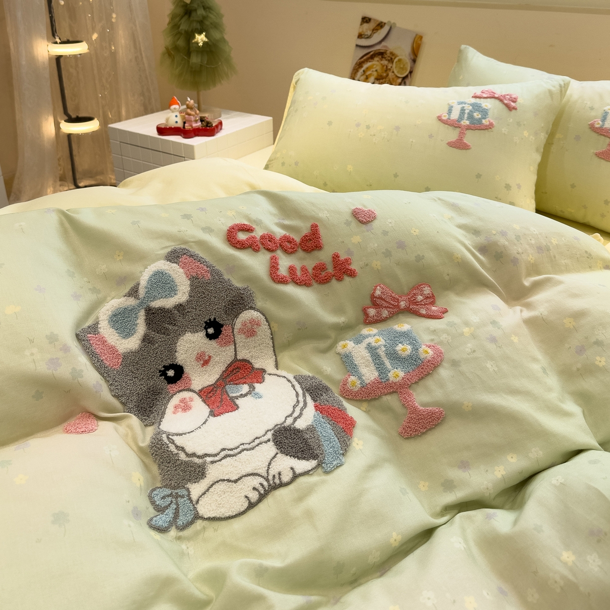 91家纺网 家纺一手货源 找家纺 雅居纺家纺 2026新款全棉双层纱毛巾绣四件套 蛋糕猫咪