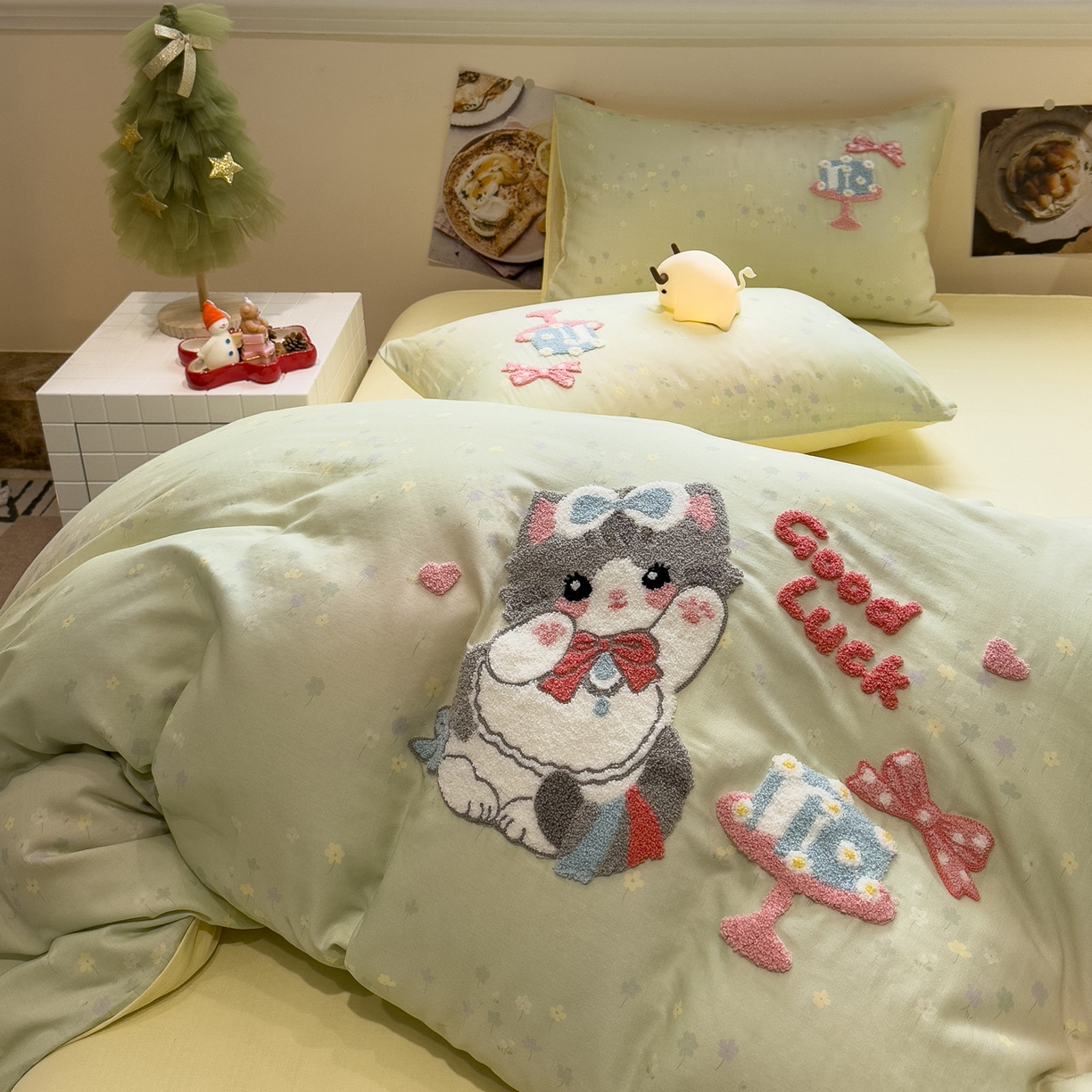 91家纺网 家纺一手货源 找家纺 雅居纺家纺 2026新款全棉双层纱毛巾绣四件套 蛋糕猫咪