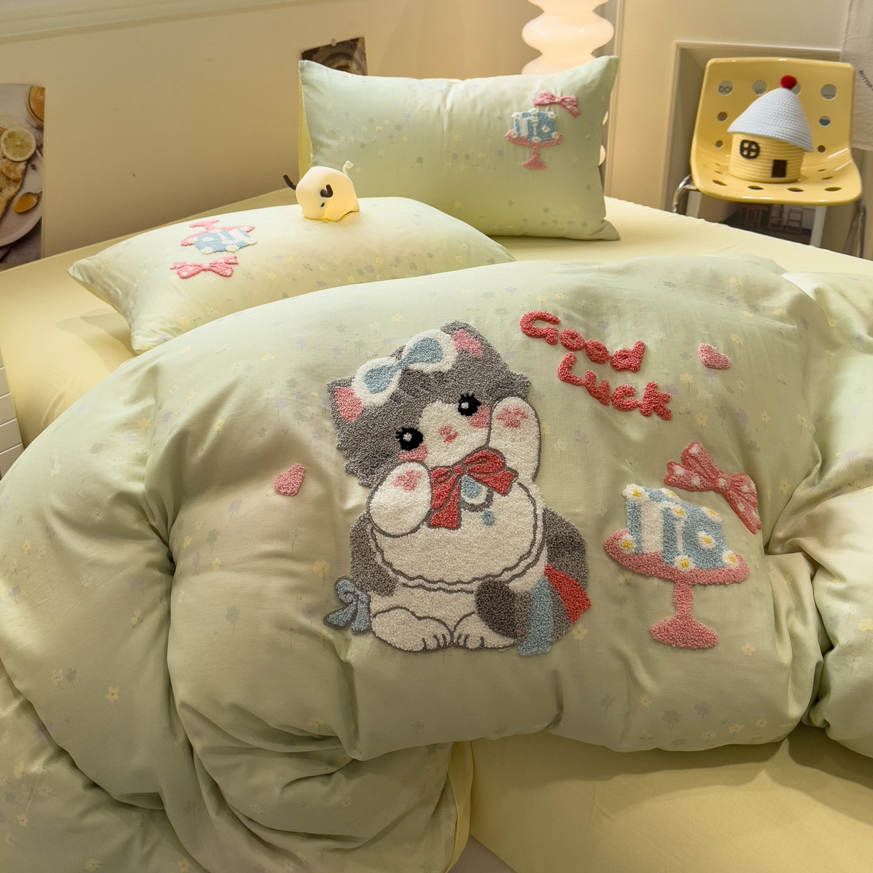 91家纺网 家纺一手货源 找家纺 雅居纺家纺 2026新款全棉双层纱毛巾绣四件套 蛋糕猫咪