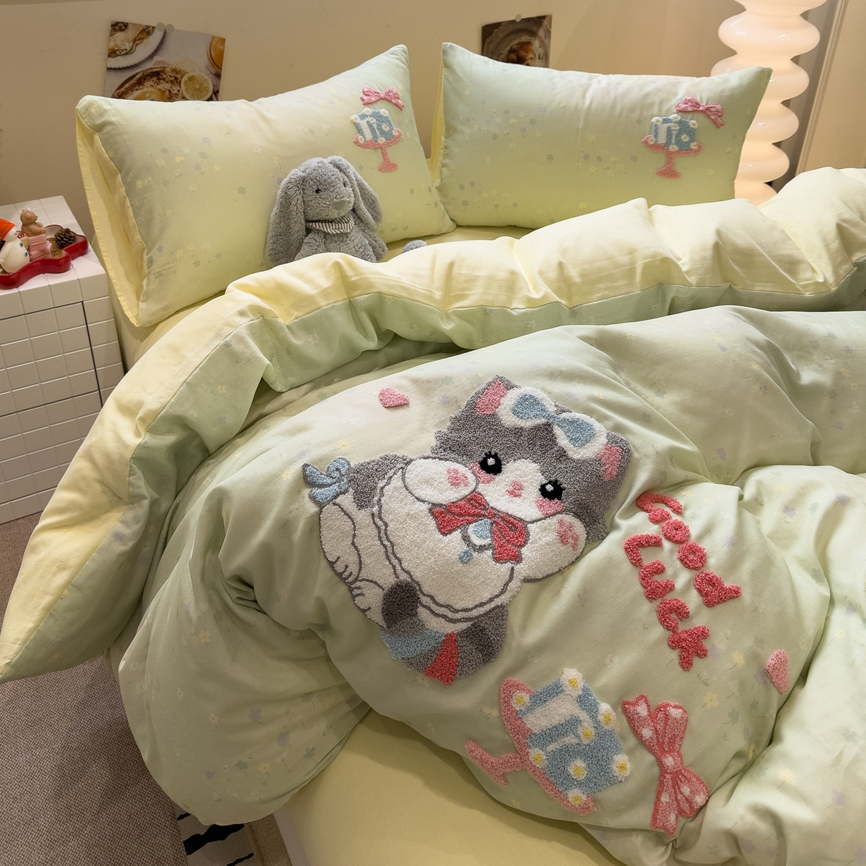 91家纺网 家纺一手货源 找家纺 雅居纺家纺 2026新款全棉双层纱毛巾绣四件套 蛋糕猫咪