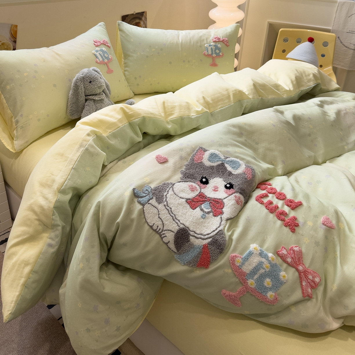 91家纺网 家纺一手货源 找家纺 雅居纺家纺 2026新款全棉双层纱毛巾绣四件套 蛋糕猫咪